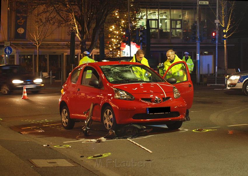 VU Rad gegen PKW Koeln Rath Roesratherstr Eilerstr P27.JPG